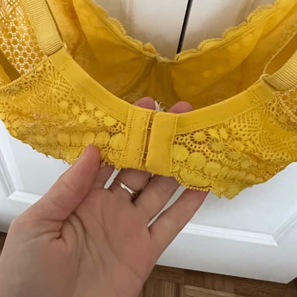 Victoria Secret 34DD - Picture 2 of 3